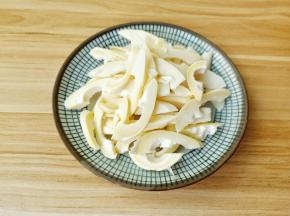 冬笋剥壳切薄片。