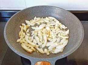 热锅热油下冬笋快速煸炒至微黄。