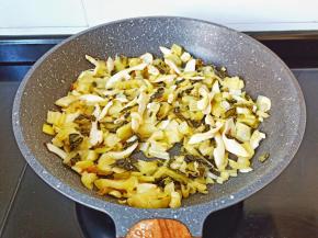 加酸白菜翻炒均匀。