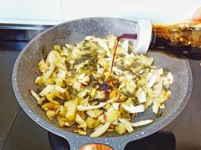 加一点点生抽【酸白菜本身咸的，就不需要加盐了】