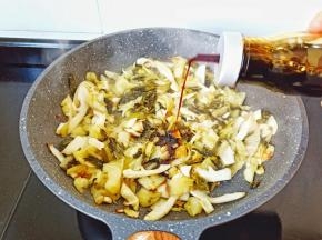 加一点点生抽【酸白菜本身咸的，就不需要加盐了】