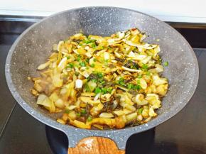 撒点香葱提香，翻炒均匀出锅。