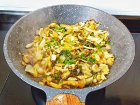 撒点香葱提香，翻炒均匀出锅。