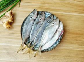 用剪刀清理巴浪鱼的内脏，沥一下水份方便煎。