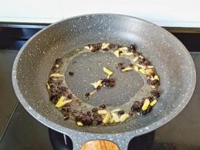 热锅凉油下生姜豆豉炒香。