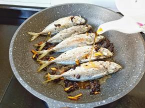 煎至两面微黄，加一点料酒去腥。