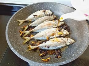 煎至两面微黄，加一点料酒去腥。