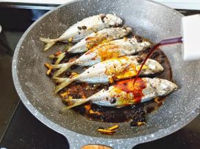 加一点生抽调色。