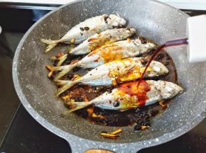 加一点生抽调色。