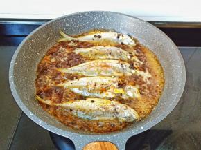 倒适量的开水开大火煮5分钟入味。