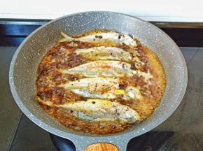 倒适量的开水开大火煮5分钟入味。