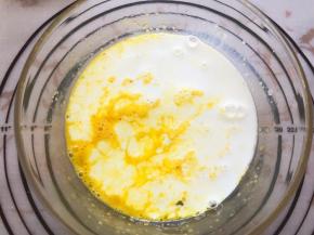 加入纯牛奶搅拌均匀