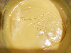 把油和面糊充分搅拌均匀