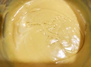 把油和面糊充分搅拌均匀