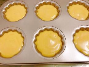 再加入面糊覆盖至7.8分满