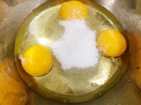 盆里打入三个鸡蛋，加入白糖