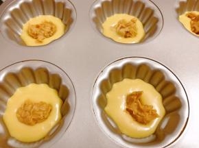 先放少许面糊在模具里，再放入一小坨颗粒花生酱