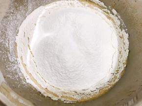 筛入低粉和泡打粉