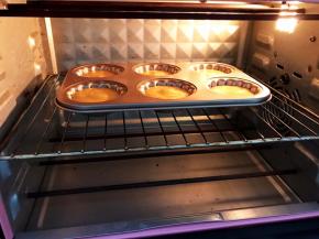 放入预热好的烤箱中层170度上下火烤15分钟左右