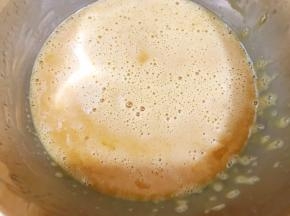 用蛋抽搅拌至砂糖融化