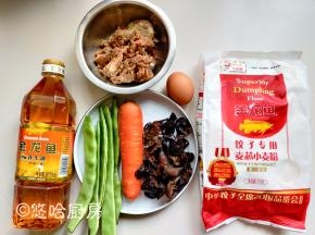 先备齐材料，四喜饺子是蒸饺，用四种颜色的食材做妆点，图的就是喜庆。