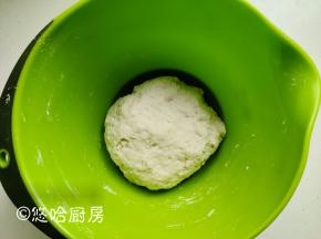 250克饺子粉中倒入140克温水，和成面团，盖保鲜膜静置半小时。