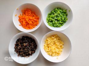 面团静置的时候准备馅料，胡萝卜洗净切丝焯水，扁芸豆洗净切段焯水，泡发黑木耳焯水，鸡蛋煎熟切碎，3种蔬菜分别切碎待用，四喜就备好了。