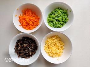 面团静置的时候准备馅料，胡萝卜洗净切丝焯水，扁芸豆洗净切段焯水，泡发黑木耳焯水，鸡蛋煎熟切碎，3种蔬菜分别切碎待用，四喜就备好了。