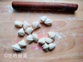 面团搓成长条，切开成面剂子，撒面粉防粘。