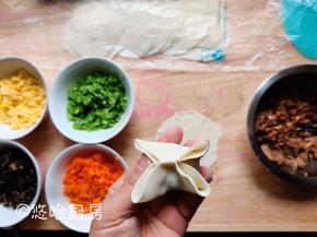 饺子皮中包入适量的肉馅，左右手的食指、拇指同时向里收口，中间捏紧，变成一个四边形的饺子，四边不要捏。