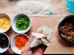饺子皮中包入适量的肉馅，左右手的食指、拇指同时向里收口，中间捏紧，变成一个四边形的饺子，四边不要捏。
