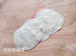 面剂子擀开成饺子皮，擀皮记得撒粉防粘。
