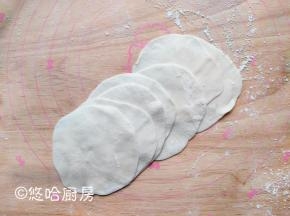 面剂子擀开成饺子皮，擀皮记得撒粉防粘。
