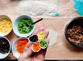 把四边分开，分别装入四样材料，胡萝卜碎、扁芸豆碎、黑木耳碎、鸡蛋碎，填好后就是图中的样子。
