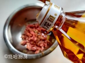 猪肉馅里放盐、生抽、葱花，倒入金龙鱼花生油搅匀待用。