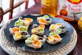 蒸好的饺子装盘即可上桌，吃的时候可以展示蒜泥汁、红油汁均可。