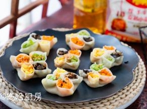 蒸好的饺子装盘即可上桌，吃的时候可以展示蒜泥汁、红油汁均可。