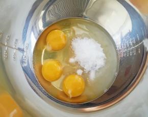 鸡蛋打入打蛋盆里，加入细砂糖。