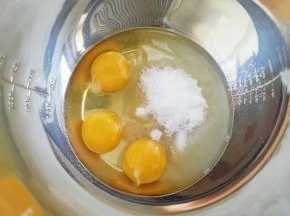 鸡蛋打入打蛋盆里，加入细砂糖。