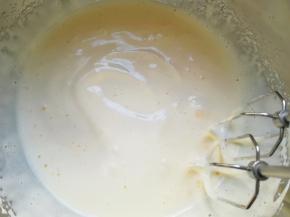 用电动打蛋器打发至，提起打蛋器随意画图案不易消失。