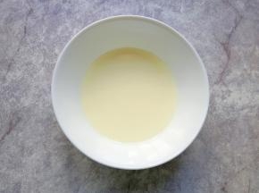用手动打蛋器搅打均匀。