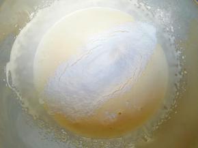 分三次筛入低筋面粉，每一次筛入以后都要用刮刀从底部翻拌均匀，再进行下一次筛入。