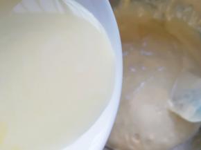 顺着盆边加入混合好的牛奶和玉米油。