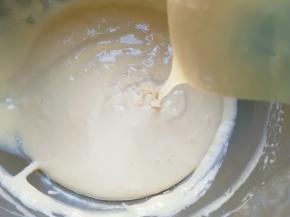 翻拌均匀，装进裱花袋。