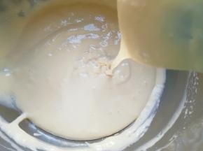 翻拌均匀，装进裱花袋。
