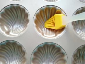 玛德琳模具里面刷上一层玉米油。