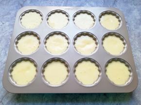 挤入准备好的蛋糕糊，八分满即可。