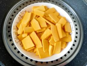 放在盘子里隔水蒸熟。