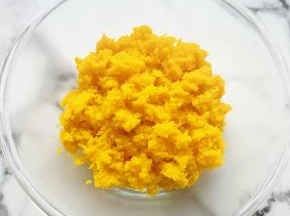 蒸熟的南瓜片从蒸锅里取出，过筛压成南瓜蓉。