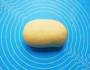 发酵好的面团揉光排气。